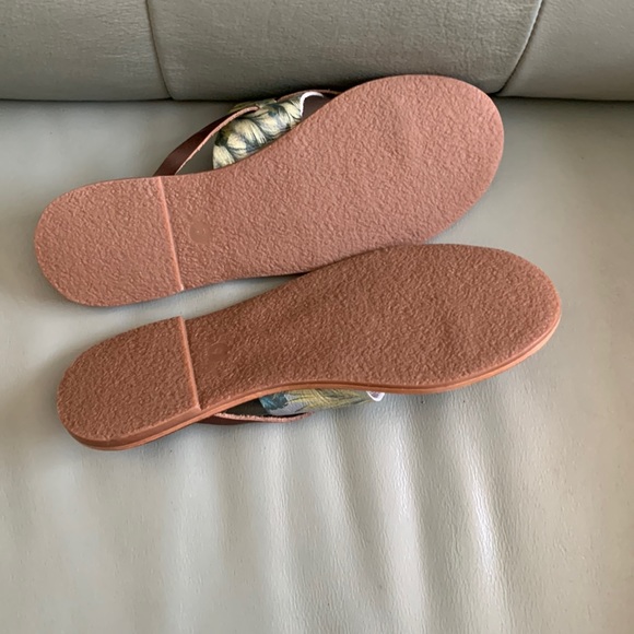 'Tommy Bahama Penelohpe' Leather  Sandal - Picture 5 of 11